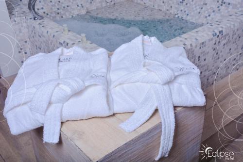 zwei weiße Handtücher auf einem Korb in der Unterkunft HOTEL ECLIPSE TOLUCA in Toluca de Lerdo