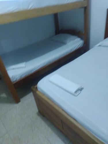 מיטה או מיטות קומותיים בחדר ב-Coveñas Mary plaza