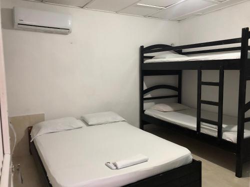 מיטה או מיטות קומותיים בחדר ב-Coveñas Mary plaza