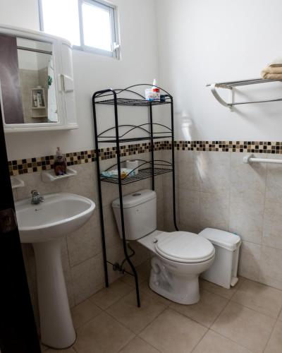 Vonios kambarys apgyvendinimo įstaigoje Casa con Piscina junto al MAR