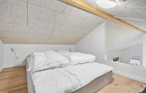 Кровать или кровати в номере Nice Home In Skjern With Wifi