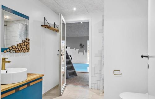 Et badeværelse på Nice Home In Skjern With Wifi