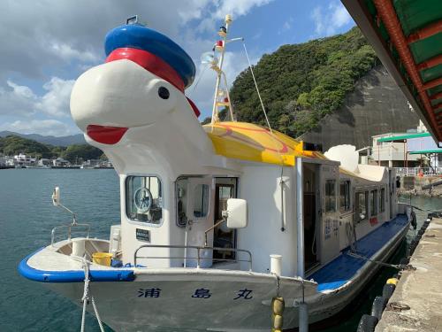 un bateau avec un grand chien gonflable à l'avant dans l'établissement Hotel Urashima, à Katsuura