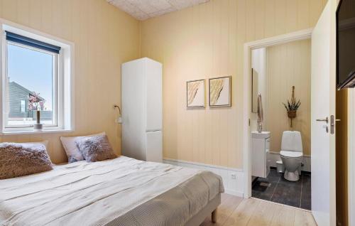 ハザスレウにあるAmazing Home In Haderslev With Kitchenのベッドルーム1室(ベッド1台付)、バスルーム(トイレ付)