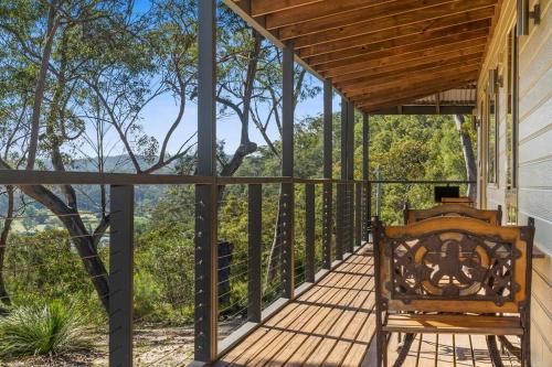 Un balcón o terraza en Sharpe's Ridge Retreat
