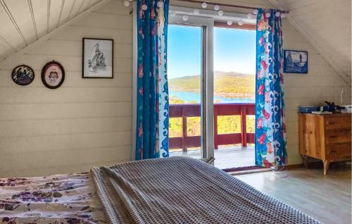 um quarto com uma cama e uma grande janela em Awesome Home In Stavang With Kitchen em Stavang
