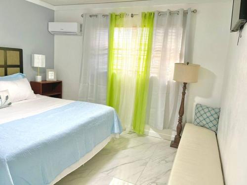 Tempat tidur dalam kamar di Near Airport/SW Nassau - Peaceful Comfy Apt.