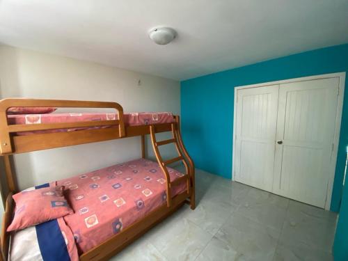 Poschodová posteľ alebo postele v izbe v ubytovaní Hemingway Salinas Apartment