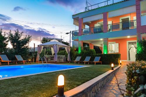 eine Villa mit einem Pool vor einem Haus in der Unterkunft Villa Vrion in Sarandë