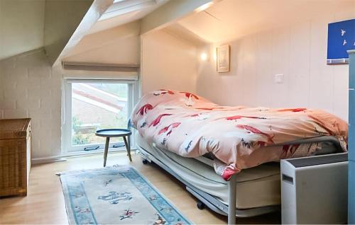 ein kleines Schlafzimmer mit einem Bett und einem Fenster in der Unterkunft Nice Home In Egmond Aan Den Hoef With Kitchen in Egmond aan den Hoef