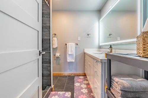 een badkamer met een wastafel en een spiegel bij Pacific View Home in Seattle