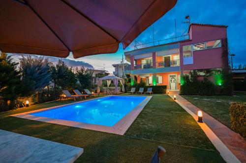 ein Haus mit Pool im Hof in der Unterkunft Villa Vrion in Sarandë