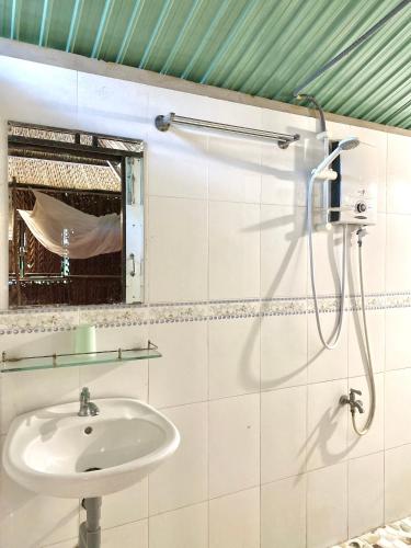 a bathroom with a sink and a shower at Dan Sinh Homestay in Can Tho