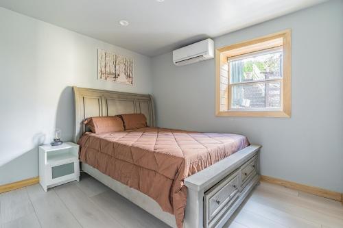 een slaapkamer met een bed en een raam bij Pacific View Home in Seattle