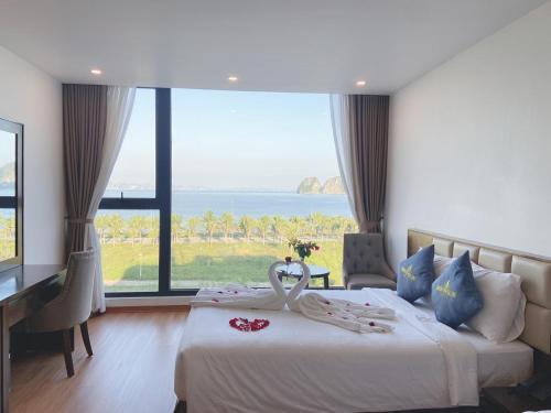 Ein Bett oder Betten in einem Zimmer der Unterkunft Golden Palm HaLong Hotel