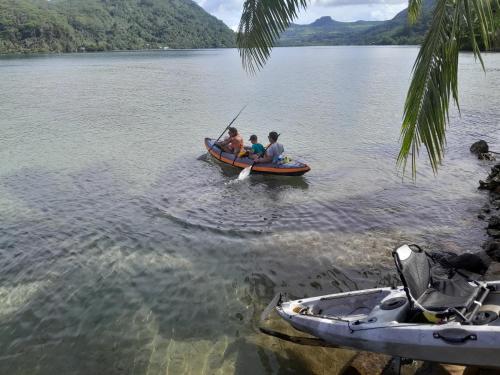a group of people in a boat on a lake at VILLA DE LA BAIE RAIATEA - Bord de mer in Uturoa