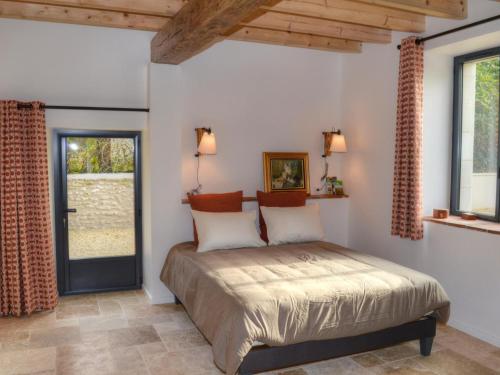 1 dormitorio con cama y ventana en Gîte Luzillé, 2 pièces, 3 personnes - FR-1-381-513, en Luzillé