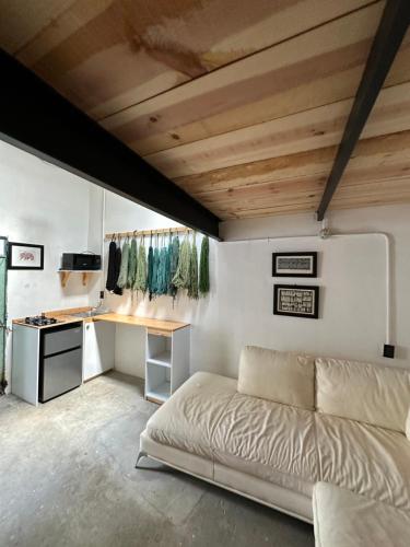 509 Accommodation في مدينة أواكساكا: غرفة معيشة مع أريكة وطاولة