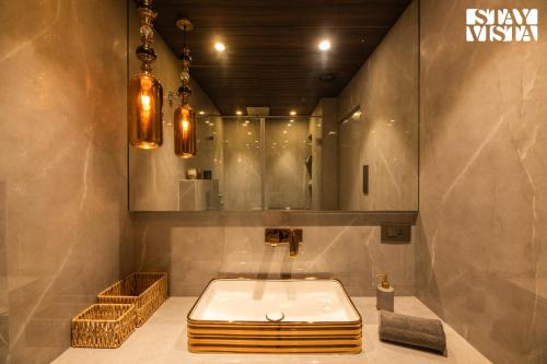 y baño con lavabo y espejo. en StayVista's Vogue Vista - Contemporary Chic Interiors, Terrace & Indoor-Outdoor Games, en Calcuta
