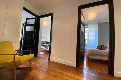 une chambre avec un miroir et un lit dans une pièce dans l'établissement GABRIEL - Comfortable flat a stone's throw from the lake, à Annecy