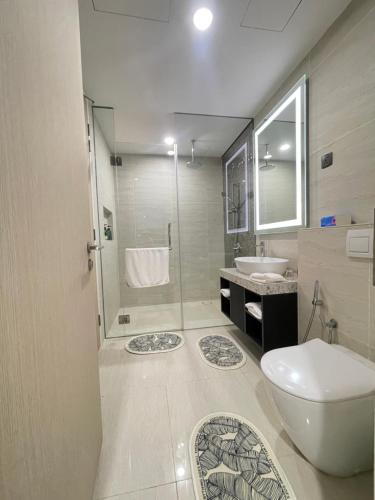 een badkamer met een toilet, een wastafel en een douche bij Premium Getaways in Kuala Lumpur