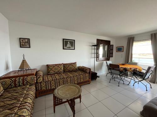 un salon avec un canapé et une table dans l'établissement Arcachon - T2 cosy en bord de plage avec parking privé - FR-1-319-10, à Arcachon