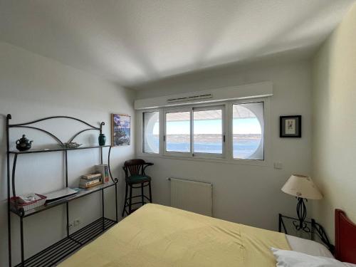 une chambre avec un lit et une fenêtre dans l'établissement Arcachon - T2 cosy en bord de plage avec parking privé - FR-1-319-10, à Arcachon