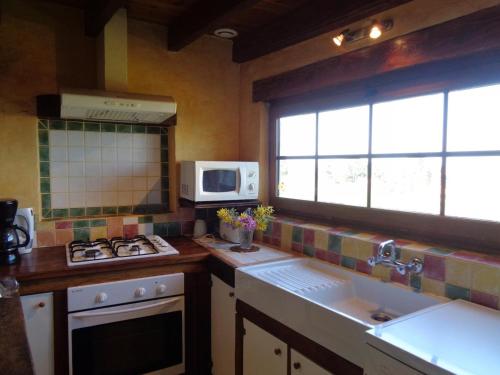 Gallery image of Gîte avec piscine commune, animaux admis, jeux pour enfants - FR-1-496-21 in Saint-Haon-le-Châtel