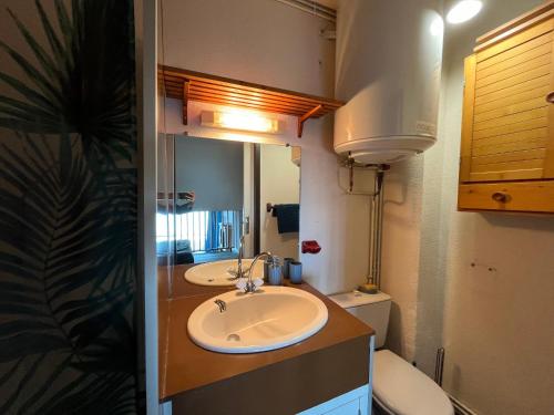 une salle de bain avec deux lavabos et un WC dans l'établissement Arcachon Aiguillon - Duplex T1 à deux pas de la plage - FR-1-319-71, à Arcachon
