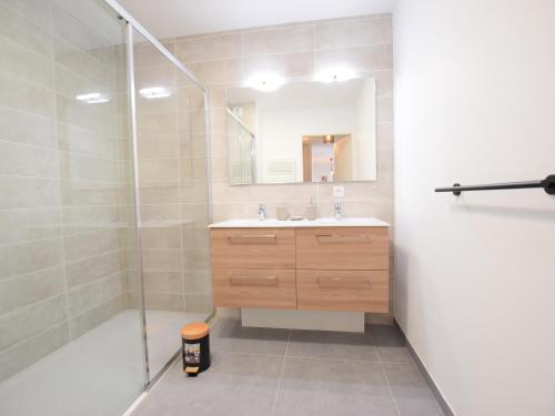 uma casa de banho com um chuveiro e um lavatório. em Appartement Évian-les-Bains, 3 pièces, 4 personnes - FR-1-498-103 em Évian-les-Bains