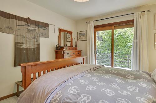 Una cama o camas en una habitación de Sequoia Beach Dreamery