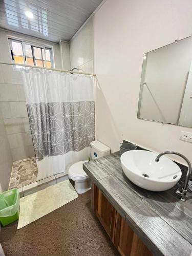een badkamer met een wastafel en een toilet bij Melody's Modern Apartment #2 in Puerto Limón