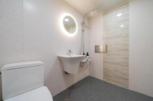 釜山にあるY Motelのバスルーム(白いトイレ、シンク付)