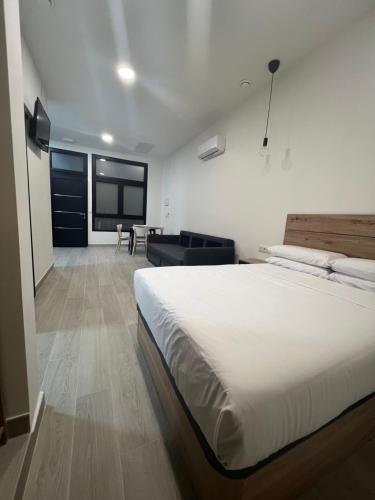 1 dormitorio con 1 cama grande y TV de pantalla plana en APARTAMENTOS CIUDAD DE LAS ARTES Y LAS CIENCIAS, en Valencia