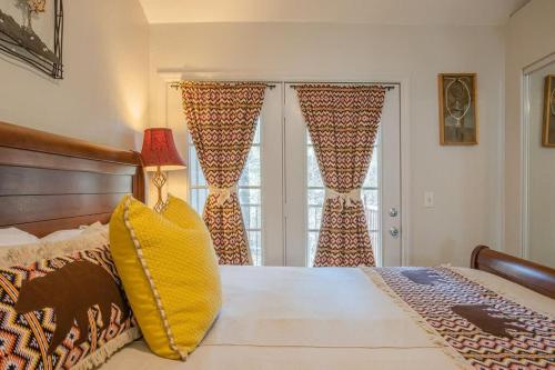 Postel nebo postele na pokoji v ubytování Lodge H - CABIN (Sleeps 12) - #SASQUATCHED