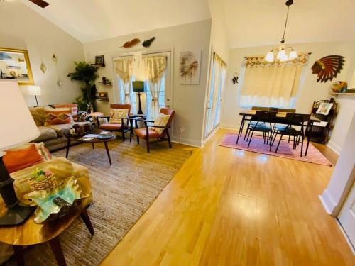 Posezení v ubytování Lodge H - CABIN (Sleeps 12) - #SASQUATCHED