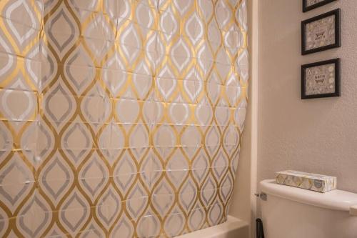 Koupelna v ubytování Lodge H - CABIN (Sleeps 12) - #SASQUATCHED