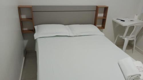 Łóżko lub łóżka w pokoju w obiekcie Hotel Califórnia