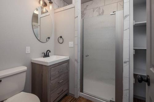 Koupelna v ubytování Top floor lakefront condo with Mountain Views!