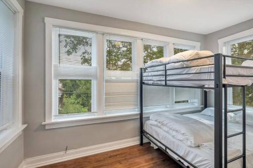 1 dormitorio con litera en una habitación con ventanas en Beautiful Brand New Tower Grove Unit 1s, en Clifton Heights
