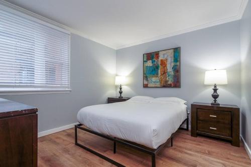 1 dormitorio blanco con 1 cama y 2 mesitas de noche en 2 MTM Fully Furnished Rental in Old Town 2f&2r, en Chicago