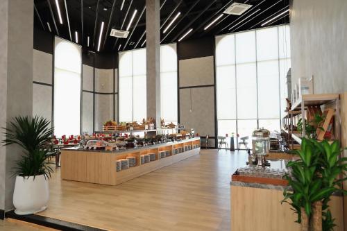 een grote kamer met aasteryasteryasteryasteryasteryasteryasteryasteryasteryasteryasteryasteryasteryasteryasteryasteryasteryastery bij K-Town Resort Phan Thiet in Phan Thiet