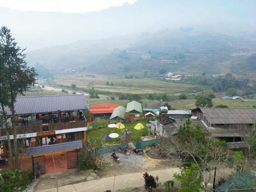 - un groupe de tentes au sommet d'une colline dans l'établissement Salem House Sapa, à Lào Cai