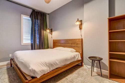 Ένα ή περισσότερα κρεβάτια σε δωμάτιο στο Lovely 2-Bedroom Unit in Springfield