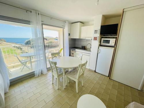 une cuisine avec une table et une vue sur l'océan dans l'établissement Beau studio proche plage avec parking et wifi - FR-1-723-141, au Cap d'Agde