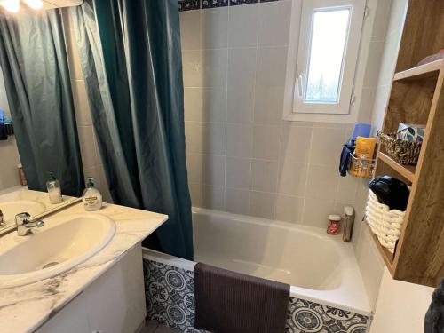 een badkamer met een wastafel, een bad en een douche bij Appartement Valras-Plage, 3 pièces, 4 personnes - FR-1-701-78 in Valras-Plage