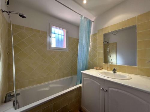 ein Badezimmer mit Waschbecken, Badewanne und Dusche in der Unterkunft Les Issambres : Appt 2 pièces, piscine, clim, pour 4 pers. - FR-1-226-540 in La Garonnette-Plage