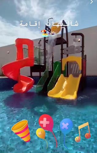 plac zabaw z kolorowymi zjeżdżalniami w wodzie w obiekcie شاليهات اقامة w mieście Al-Chubar