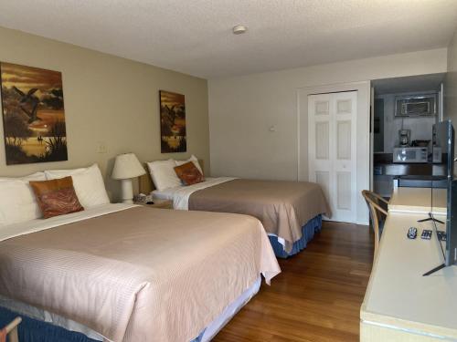 a hotel room with two beds and a kitchen at Slumber Lodge in Hope