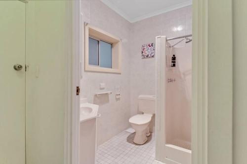 uma casa de banho branca com um WC e um lavatório em Bonney Shores em Barmera